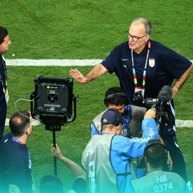 Marcelo Bielsa dejó una mala imagen tras la eliminación de Uruguay. (Foto: Reuters)
