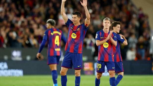 Barcelona golea en la despedida de Lewandowski / Reuters