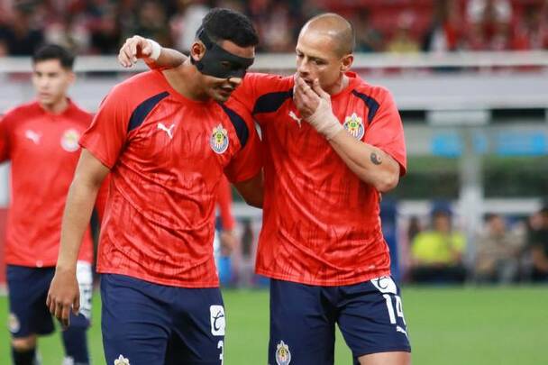 Tiba Sepúlveda platica con Chicharito en un Clásico Nacional (Imago7)