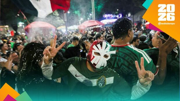 Aficionados han celebrado en el Ángel de la Independencia tras los triunfos de México (Reuters)