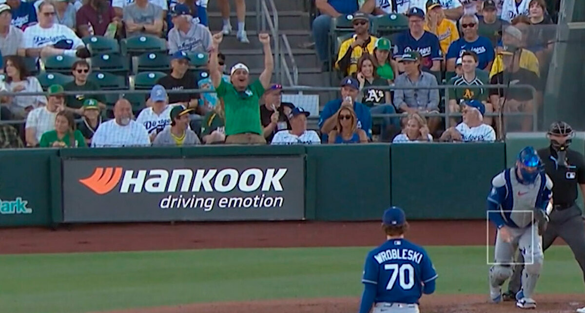 Aficionado celebra gol de México en pleno juego entre Dodgers y Athletics (Foto: Captura de pantalla)