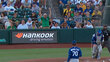 Aficionado celebra gol de México en pleno juego entre Dodgers y Athletics (Foto: Captura de pantalla)