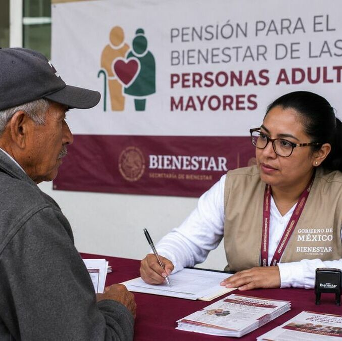 La Secretaría de Bienestar aclaró si los beneficiarios deben actualizar sus datos para recibir la Pensión Bienestar en julio. Foto: ChatGPT