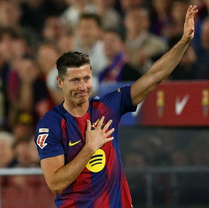 Robert Lewandowski se despidió del futbol de Europa con el Barcelona (Reuters)