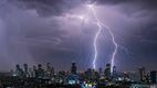 Las tormentas eléctricas pueden estar acompañadas de lluvia intensa, granizo, fuertes vientos y descargas eléctricas. Foto: ChatGPT