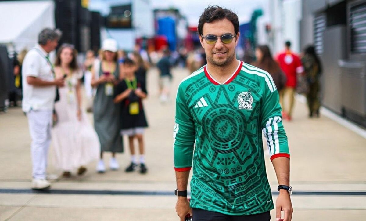 Checo Pérez lució la playera de México en el GP de Gran Bretaña. (Foto: @SChecoPerez)
