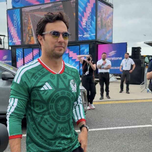 Checo Pérez con playera de México. (Foto: captura F1)