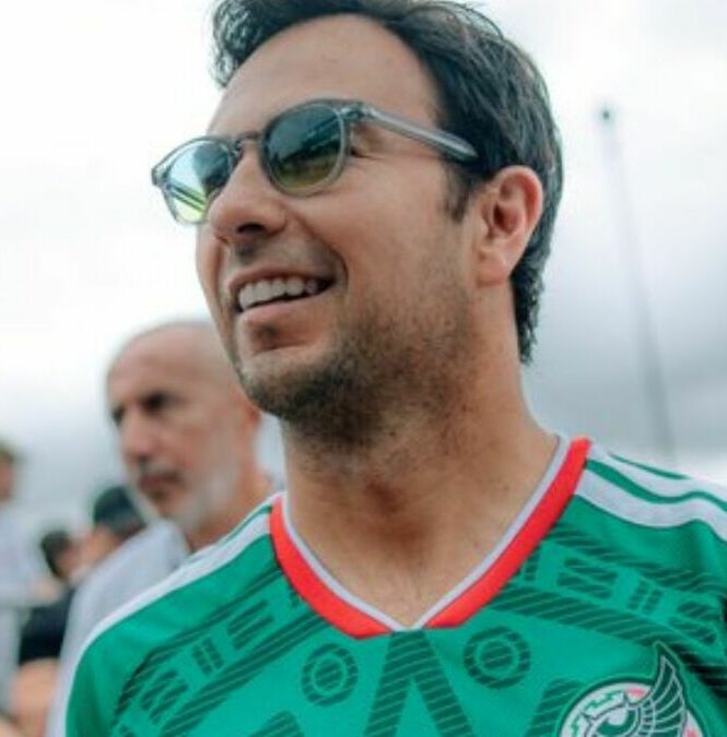 Checo Pérez llegó con la playera de México a Silverstone. (Foto: F1)