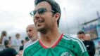 Checo Pérez llegó con la playera de México a Silverstone. (Foto: F1)