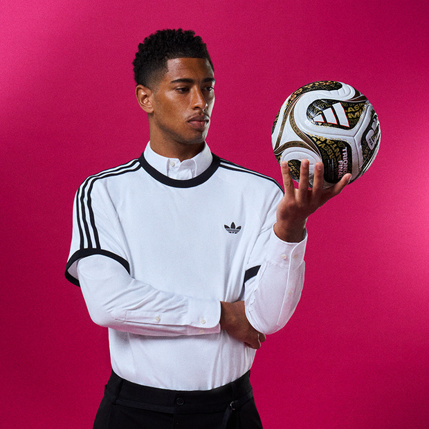 Jude Bellingham con el balón de las finales. (Foto: adidas)