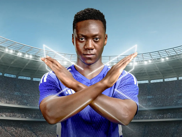 El gesto estipulado en el reglamento de la FIFA ante posibles casos de racismo.