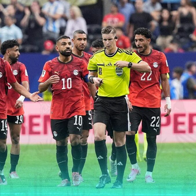 Jugadores de Egipto recriminaron fuerte al silbante François Letexier. (Foto: Reuters)