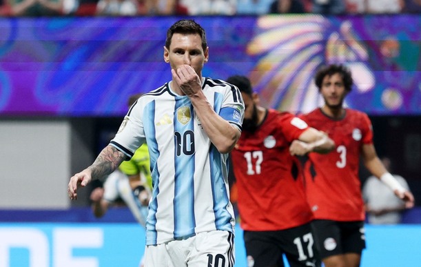 Messi se lamenta tras fallar un penal ante Egipto (Reuters)