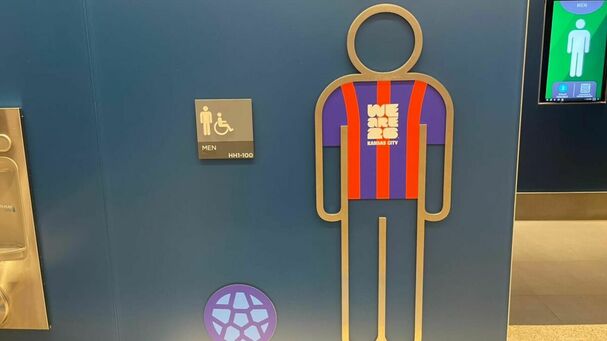 Hasta los baños lucen decoración mundialista. (Foto: Juan Manuel Figueroa)