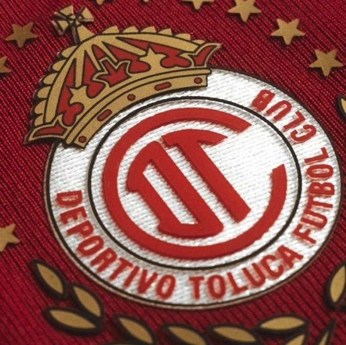 Escudo del Toluca en la nueva camiseta (@TolucaFC)