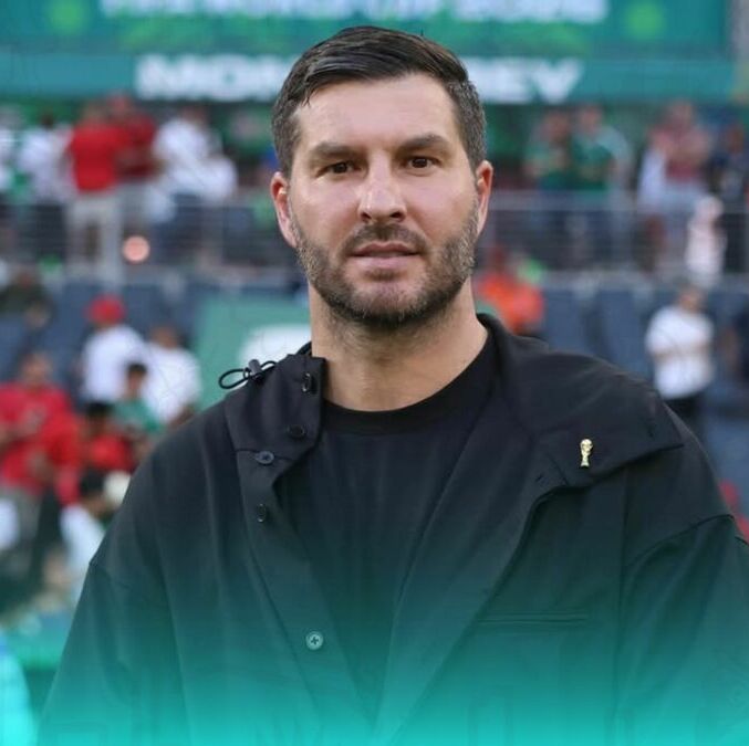 Gignac apareció en la concentración de Francia. (Foto: Instagram 10apg)