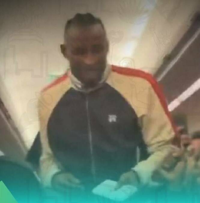 Julián Quiñones recibe aplausos en avión comercial / Captura