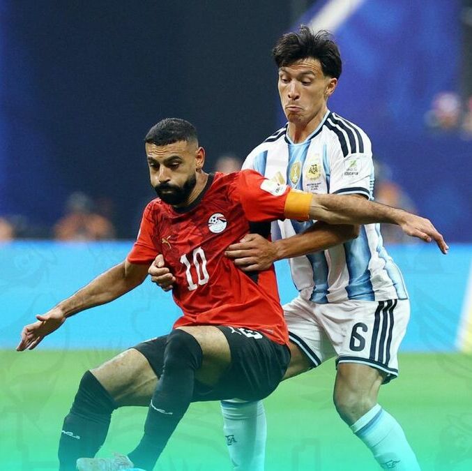 Lisandro Martínez marcando a Mohamed Salah (Reuters)
