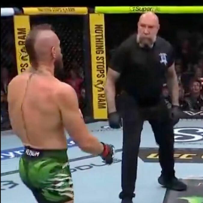 McGregor se lesionó en el inicio de la pelea ante Holloway (Captura de video)