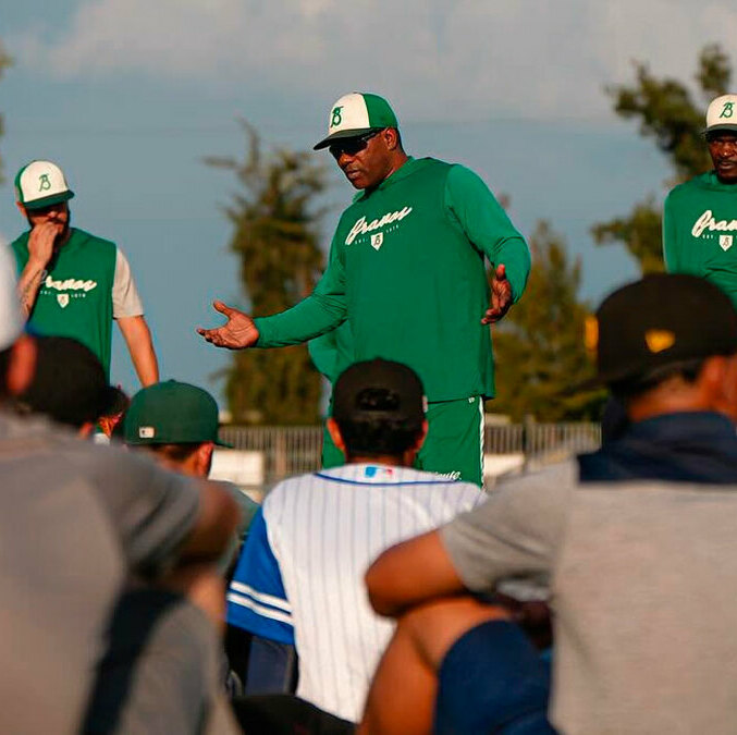 Miguel Tejada apoya el Draft Internacional de Grandes Ligas (Foto: Bravos de León)