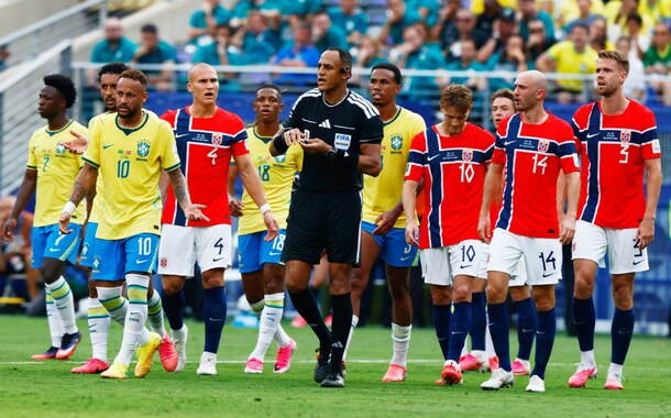 Ismail Elfath pitará el Inglaterra vs Argentina (Reuetrs)