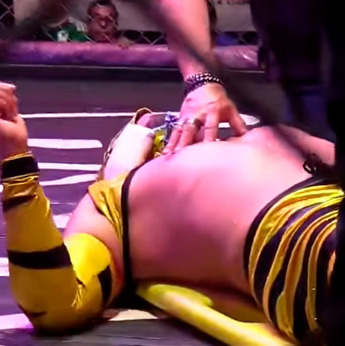 Princeso quedó noqueado y perdió la máscara. (Captura)