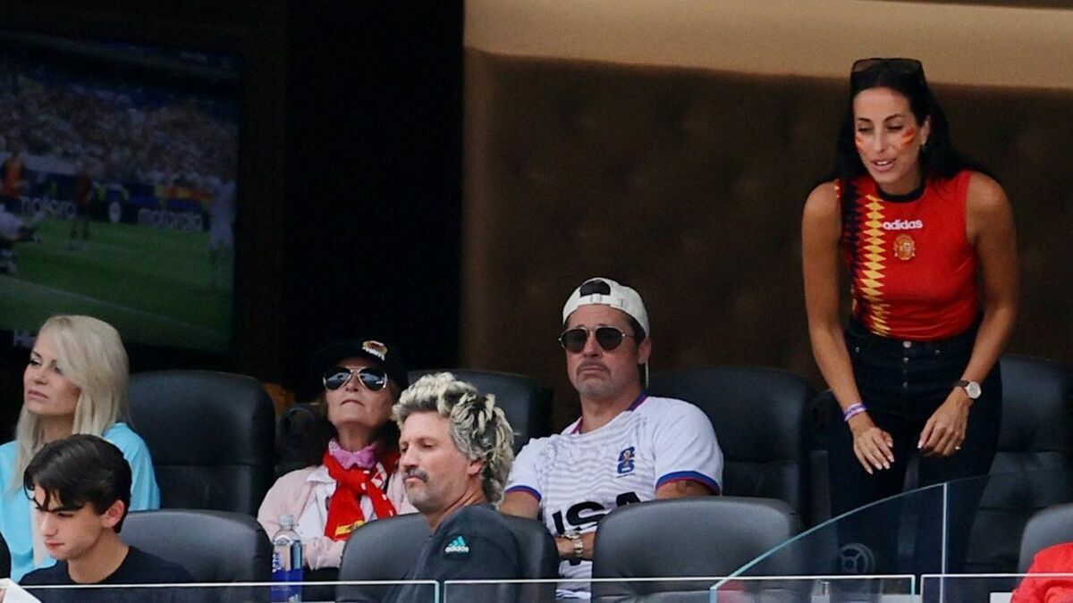Brad Pitt fue visto con su nueva pareja, Inés de Ramón, en el partido de España vs. Bélgica. (Reuters)