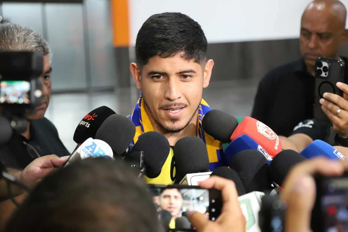 Alan Franco atendió a la prensa en su llegada. (Foto: Luis Guerra)