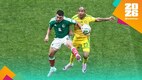 Erik Lira disputando un balón con Jayden Adams (Mexsport)