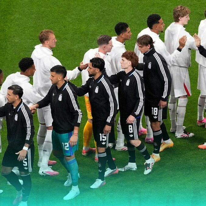 La tensión se vive en el Argentina vs. Inglaterra. (Foto: Reuters)
