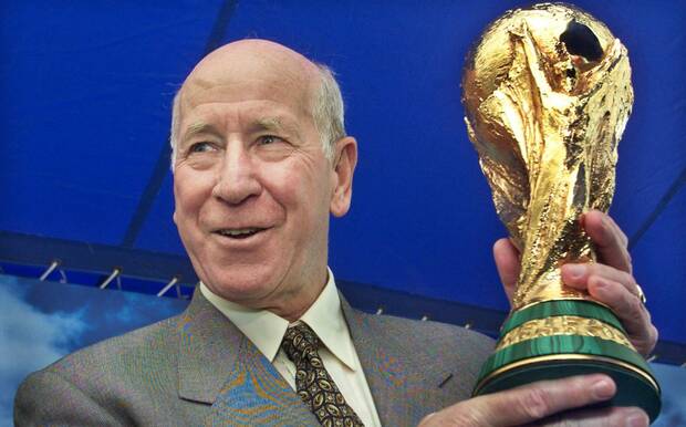 Bobby Charlton presume la Copa del Mundo (Reuters)