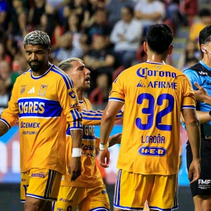 Rodrigo Aguirre fue expulsado por taparse la boca (Mexsport)