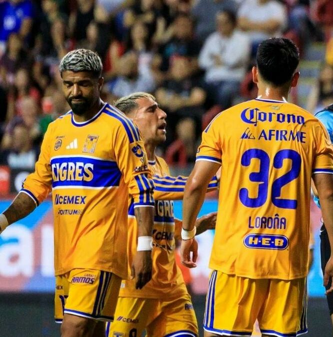 Rodrigo Aguirre fue expulsado por taparse la boca (Mexsport)