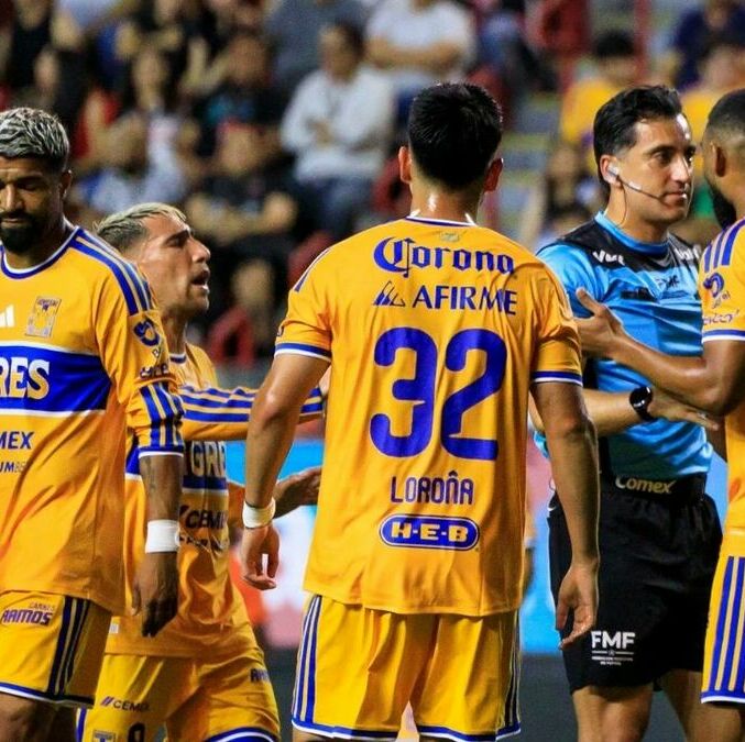 Rodrigo Aguirre fue expulsado por taparse la boca (Mexsport)