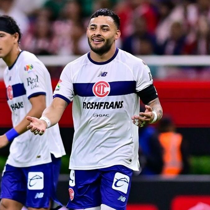 Alexis Vega le anotó penal a lo Panenka a Chivas (Mexsport)