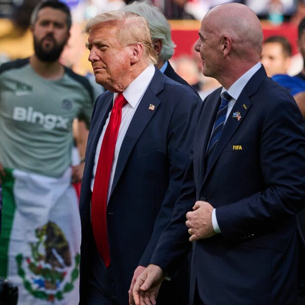 Trump caminando con Infantino, de fondo una bandera de México. (Foto: Mexsport)