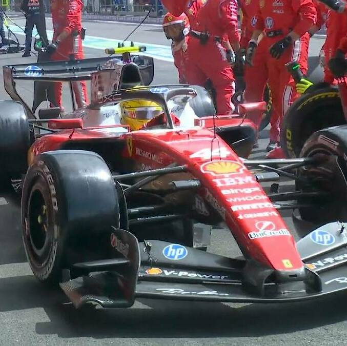 Hamilton atropelló a uno de sus mecánicos en boxes / Captura de pantalla