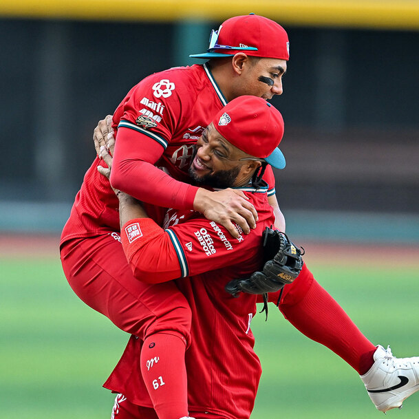 Moisés Gutiérrez y Robinson Canó celebran la victoria 13 en fila | Foto: Diablos Rojos del México