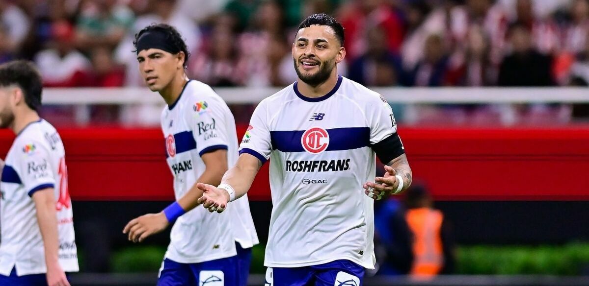 Alexis Vega le anotó penal a lo Panenka a Chivas (Mexsport)