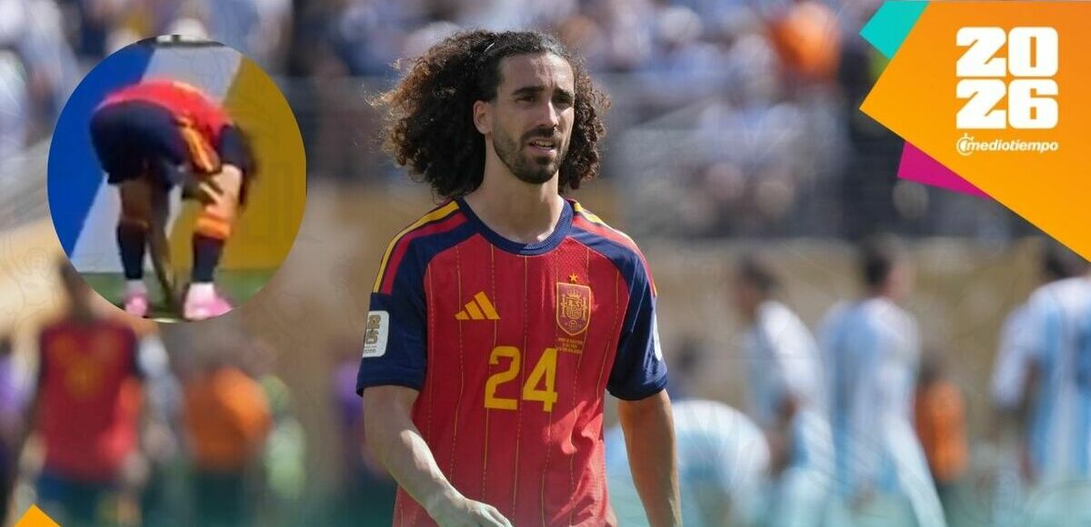 Cucurella recreó ritual de Capdevila, exjugador Campeón con España en 2010 | Foto: EFE, Captura