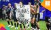 Futbolistas argentinos sacaron una pancarta sobre Las Malvinas (Fotografía: Mexsport)