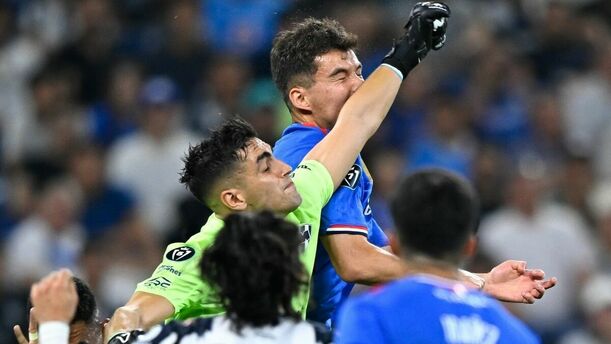 El momento en que Mele comete falta y por ende, fue expulsado y se marcó penal. (Foto: Mexsport)