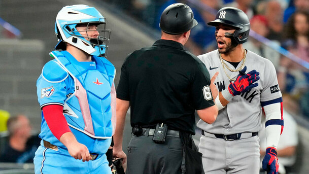 José Caballero siendo advertido de retrasar el Yankees vs. Blue Jays del 14 de junio (MLB.com)