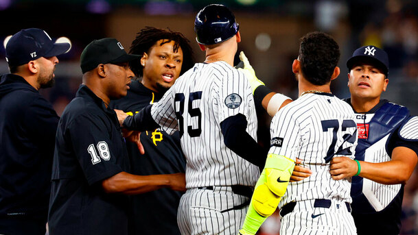 José Caballero buscando a Dennis Santana para encararlo en el Yankees vs. Pirates (MLB.com)