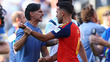 Roberto Ayala tuvo que ser calmado por jugadores de España. (Foto: Reuters)