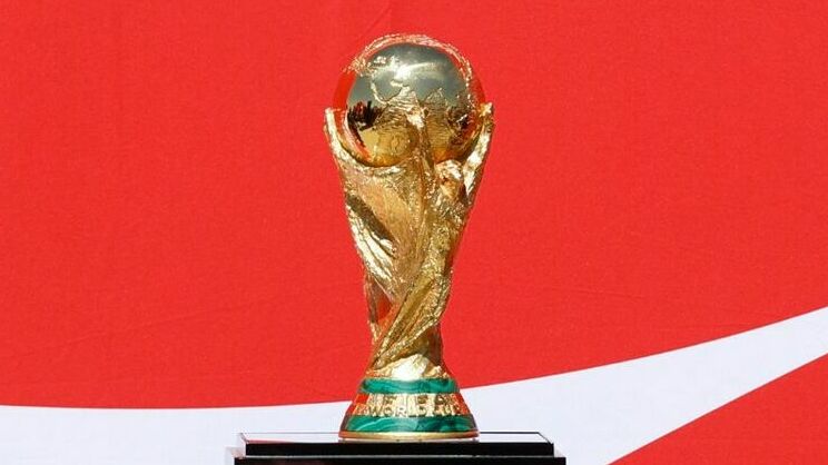 El trofeo de la Copa del Mundo arribó ayer a nuestro país (Fotografía: EFE)