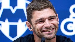 Hugo Cuypers lució sonriente en la presentación. (Foto: Mexsport)