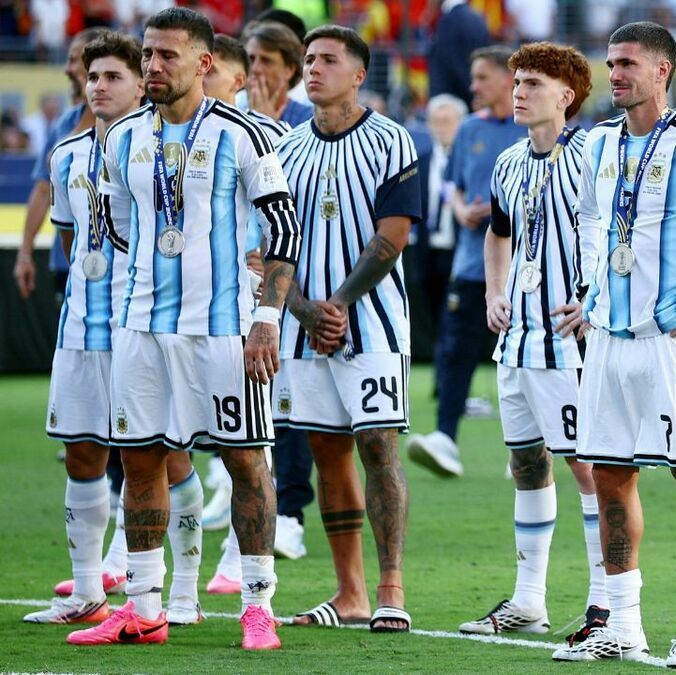 Nicolás Otamendi, Rodrigo de Paul y Lionel Messi (Reuters)