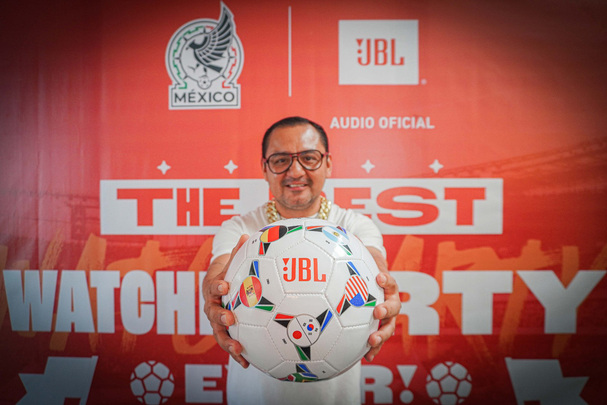 Alfredo Ortiz, Lead Activación de Marca en JBL, destaca que la marca apoya al futbol y así conecta con socios y clientes. (Foto: Juan Carlos Fernández