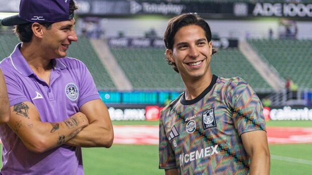 Los Lainez platicando previo a un partido de Mazatlán y Tigres. (Foto: Mexsport)